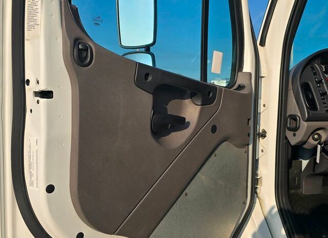 
								2023 Freightliner M2 106 full									