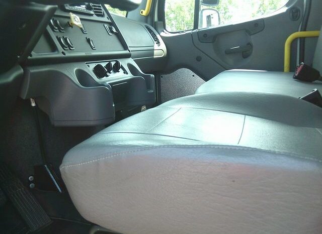 
								2023 Freightliner M2-106 full									