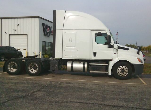 
								2020 Freightliner CA126SLP sleeper full									