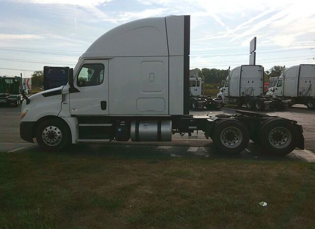 
								2020 Freightliner CA126SLP sleeper full									