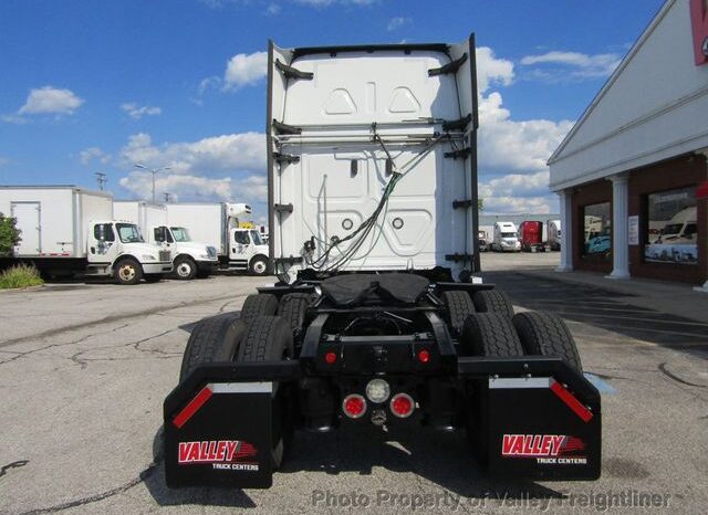 
								2021 Freightliner CASCADIA 126 full									