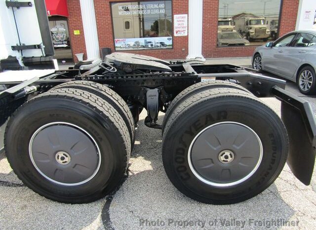 
								2021 Freightliner CASCADIA 126 full									