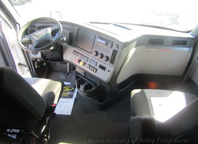 
								2020 Freightliner CASCADIA 126 full									