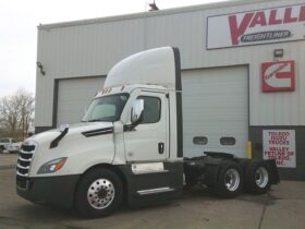 2021 Freightliner CA126DC daycab