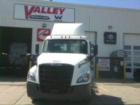 2020 Freightliner CA126DC daycab