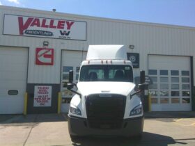 2020 Freightliner CA126DC daycab