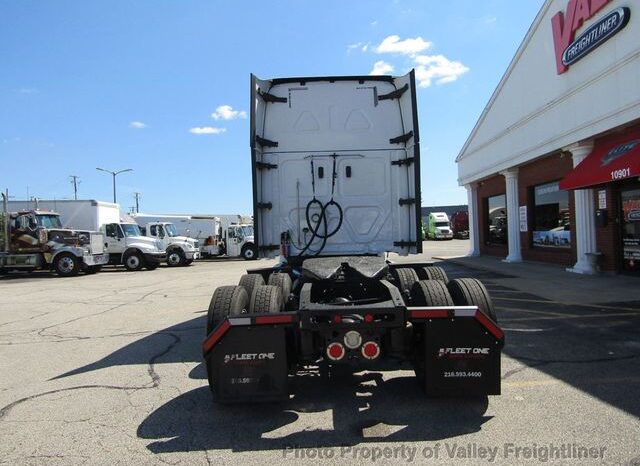 
								2020 Freightliner Cascadia 126 full									